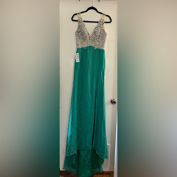 Fashionable Avant Green Prom Dress with Silver Accents - Picture 1 of 9